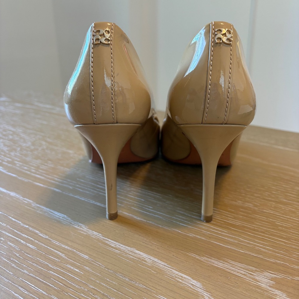 Coach Beige Patent Leather Round Toe Pumps Heels Size 9B Signature Logo Accent - Picture 6 of 8